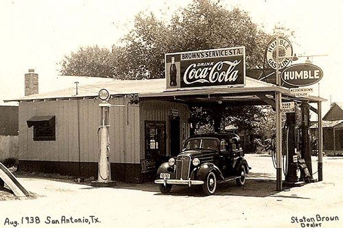 Classic old gas station, Brown's Humble Gas Station, San Antonio, Texas 1938